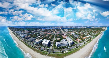 Palm Beach Coast, Florida üzerinde mavi gökyüzü. Havadan görünümü