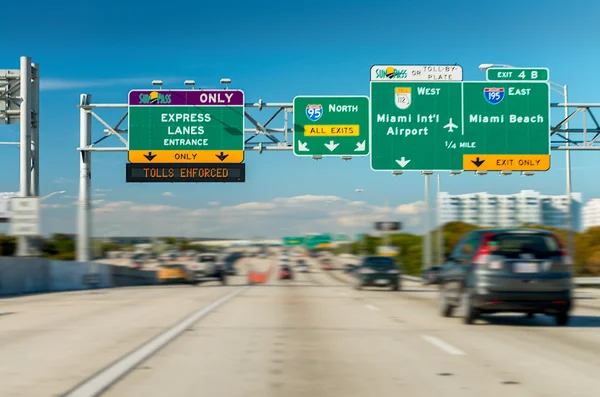 Señales de tráfico en Miami desde un vehículo en movimiento —  Fotos de Stock