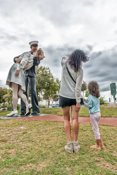 САРАСОТА, штат Флорида - ЯНВАРЬ 13: Статуя под названием "Безусловный сюрприз" — стоковое фото