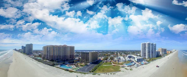 Дейтона-Бич, Флорида. Потрясающий вид с воздуха в прекрасный день — стоковое фото