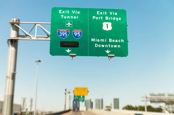 Vägmärken och skyltar i Miami från ett fordon i rörelse — Stockfoto