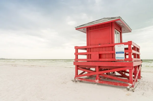 Kleurrijke badmeester huis op het strand — Stockfoto