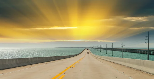 Autostrada międzystanowa nr do kluczy, Florida. Droga przez ocean — Zdjęcie stockowe