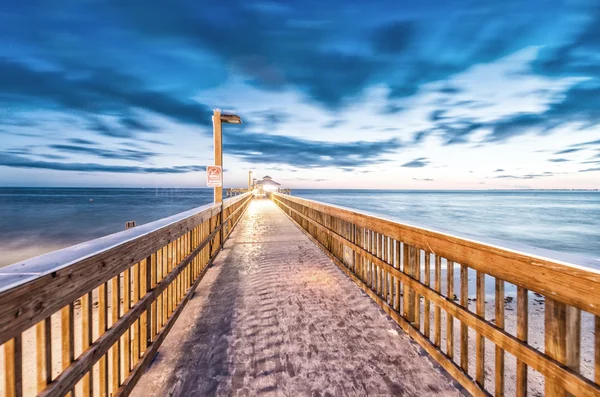 Mooie pier bij zonsondergang — Stockfoto