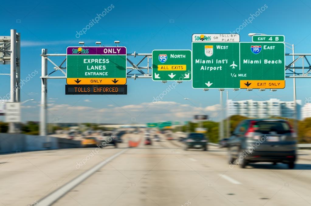 Señales de tráfico en Miami desde un vehículo en movimiento fotografía