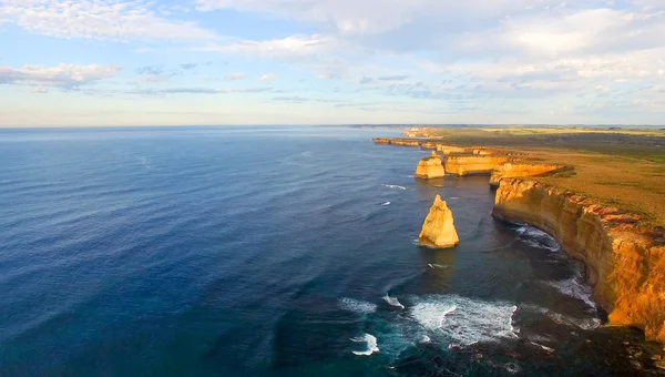 Вид с воздуха на двенадцать апостолов на рассвете, Австралия — стоковое фото