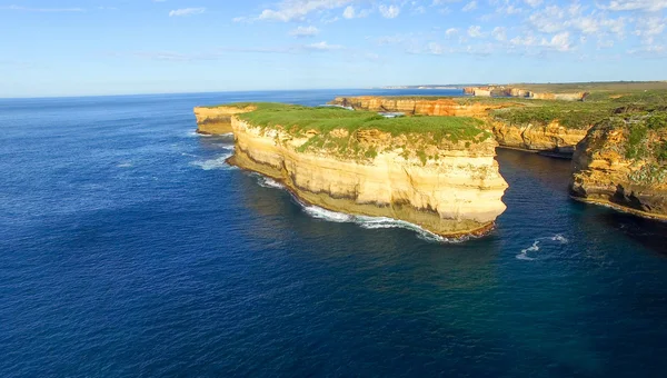 Loch Ard Gorge and Arch Island on the Great Ocean Road, aerial v — Stock Photo, Image