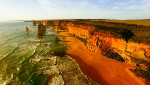 Luchtfoto van twaalf apostelen bij dageraad, Australië — Stockfoto