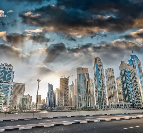 Hermoso horizonte y edificios de Dubai, Emiratos Árabes Unidos —  Fotos de Stock