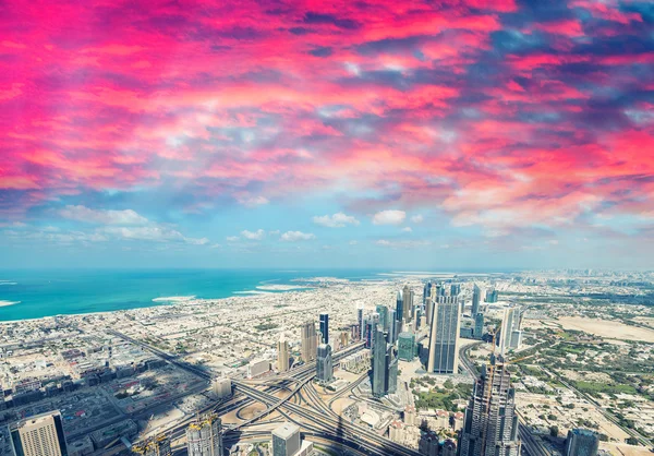 Dubai ao entardecer, Emirados Unidos. Linha do horizonte da cidade — Fotografia de Stock