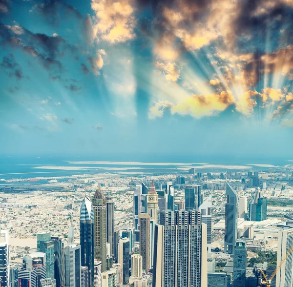 Wysokie budynki z Dubaju o zachodzie słońca, Zjednoczone Emiraty Arabskie — Zdjęcie stockowe
