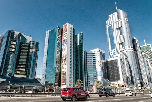 Городской транспорт в центре Дубая . — стоковое фото