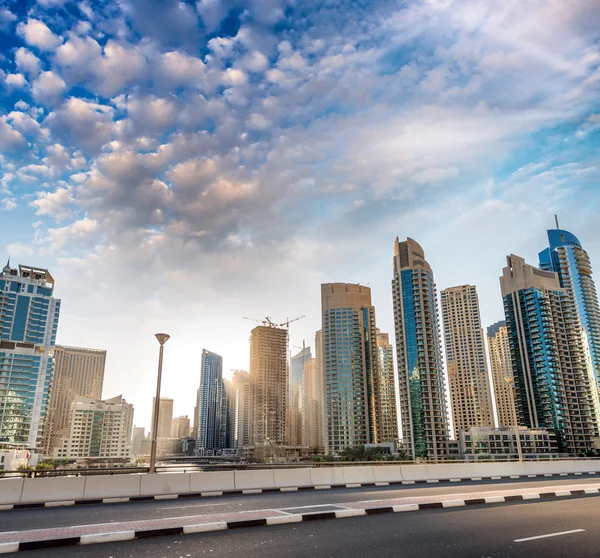 Dubaj, Spojené emiráty. Úžasné panorama při západu slunce — Stock fotografie