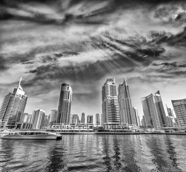 Fekete-fehér Dubai városára alkonyatkor — Stock Fotó