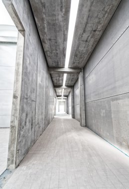 Güneşli geniş hangar alanının beton zemin ve windows FL