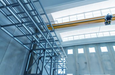 Güneşli geniş hangar alanının beton zemin ve windows FL