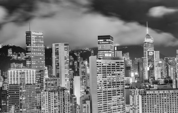 HONG KONG - 3 de abril de 2014: horizonte moderno em preto e branco no nig — Fotografia de Stock