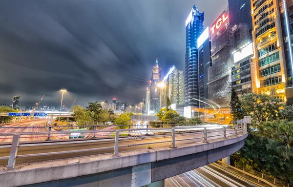 HONG KONG - 7 DE ABRIL DE 2014: Luces nocturnas de edificios de la ciudad. Hong. — Foto de Stock