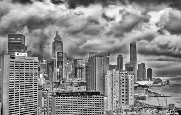 Hong Kong - 3 dubna 2014: černá a bílá moderní Panorama na negativní přírůstek rozsahu — Stock fotografie