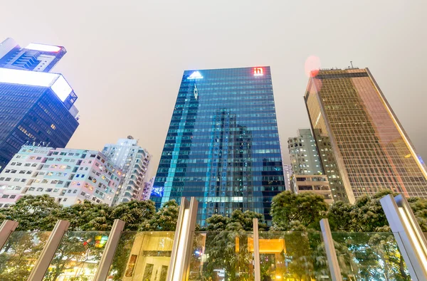 HONG KONG - 7 DE ABRIL DE 2014: Luces nocturnas de edificios de la ciudad. Hong. — Foto de Stock