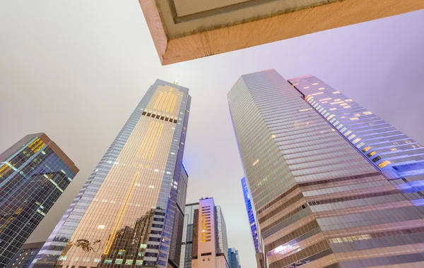 HONG KONG - 7 DE ABRIL DE 2014: Hong Kong horizonte nocturno. La ciudad att —  Fotos de Stock