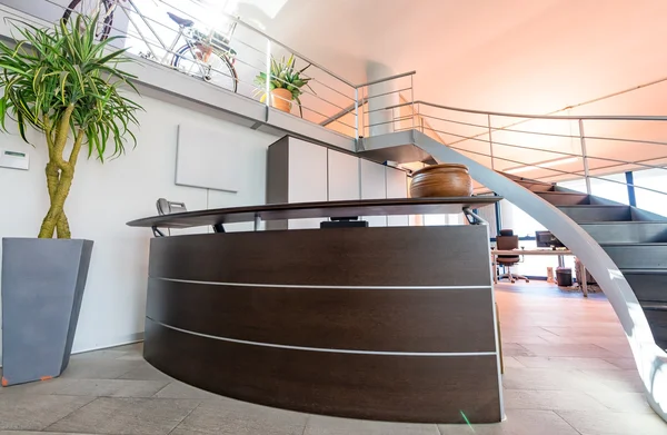 Moderne kontorplass innendørs – stockfoto