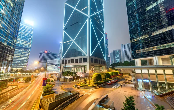 HONG KONG - 7 de abril de 2014: Luzes noturnas de edifícios da cidade. Hong. — Fotografia de Stock