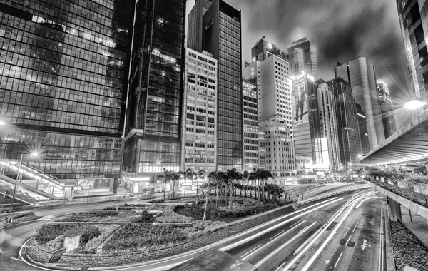 HONG KONG - 3 de abril de 2014: horizonte moderno em preto e branco no nig — Fotografia de Stock