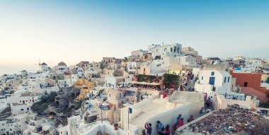 Oia, Yunanistan - 12 Nisan 2014: Ünlü günbatımında turist bekliyor 