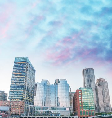 Boston, Ma. Güzel bir şehir manzarası alacakaranlıkta