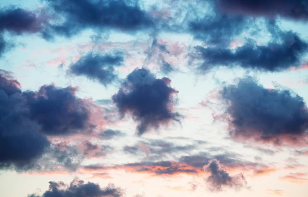 Schöner orangefarbener Himmel bei Sonnenuntergang — Stockfoto