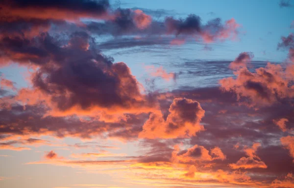 Schöner orangefarbener Himmel bei Sonnenuntergang — Stockfoto