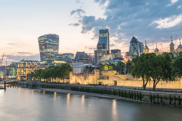 Londres, Reino Unido. Edificios de la ciudad a lo largo del río Támesis al anochecer — Foto de Stock