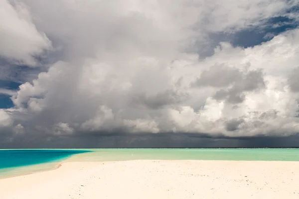 Grumlig blå himmel över tropiska vatten. Holiday koncept — Stockfoto