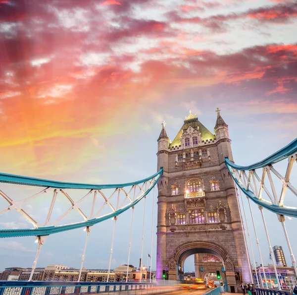 Piękne kolory zachodu słońca z mostu Tower Bridge, Londyn — Zdjęcie stockowe