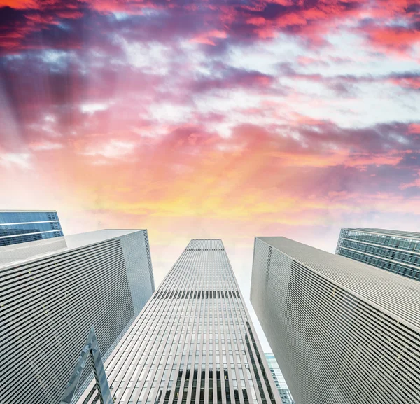 Rascacielos de oficinas contra el cielo. Concepto empresarial — Foto de Stock