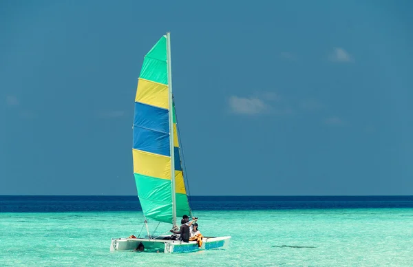 Barco navegando en un hermoso mar — Foto de Stock