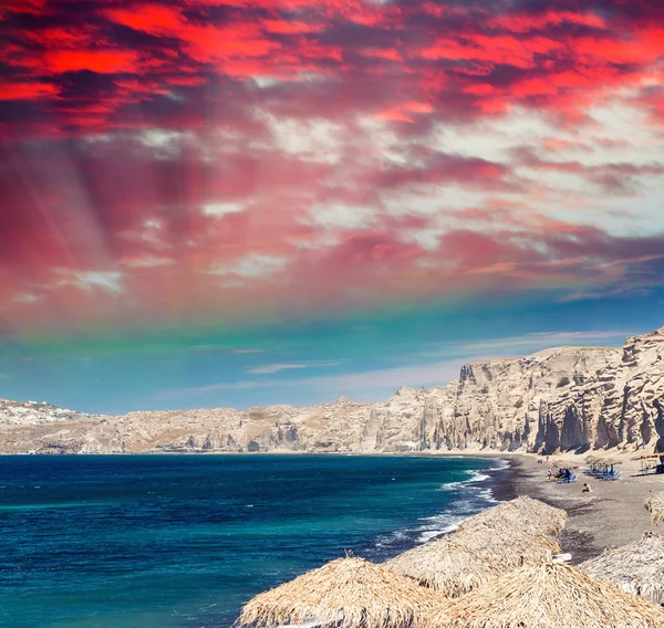 Bela paisagem marinha com rochas e oceano ao entardecer — Fotografia de Stock