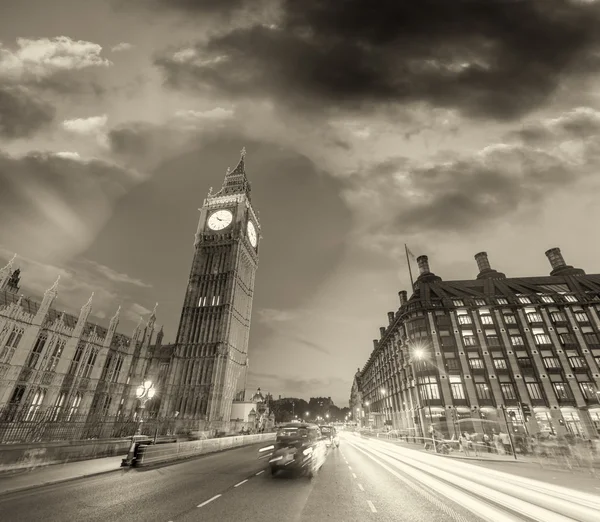 Siyah beyaz görünümü gece, Londra Westminster trafik — Stok fotoğraf