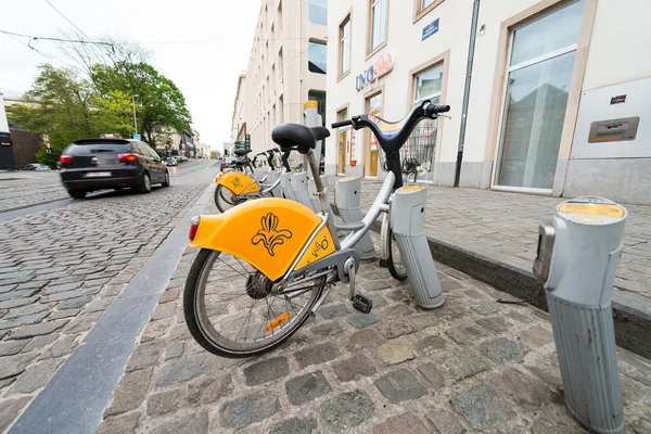 BRUXELLES - 1 de mayo de 2015: Aparcamiento público para bicicletas. Ir en bicicleta es un —  Fotos de Stock