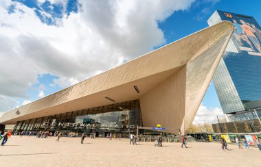 Rotterdam - 10 Nisan 2015: Rotterdam Centraal turist. Bu