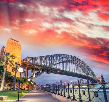 Sydney Limanı Köprüsü, güzel bir gün batımı, NSW - Avustralya