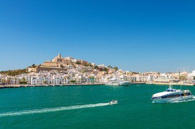 Ibiza, İspanya - 4 Haziran 2015: Bir çıkış yapan feribot şehir manzarası