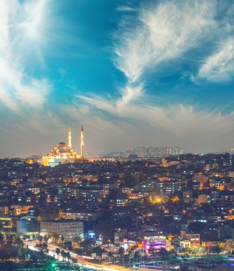 Şehir camiler ile Istanbul gece havadan görünümü