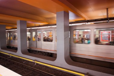 Bruxelles - 1 Mayıs 2015: Metro istasyonu iç. Metro sys