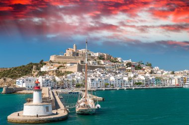 Güzel bir gün Ibiza bağlantı noktası. Balear Adaları
