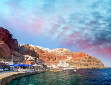 Alacakaranlıkta Santorini üzerinde. Oia Köyü, Yunanistan