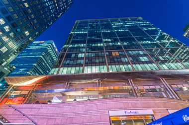 Londra - 29 Haziran 2015: Bina, Canary Wharf adlı gece. Cana