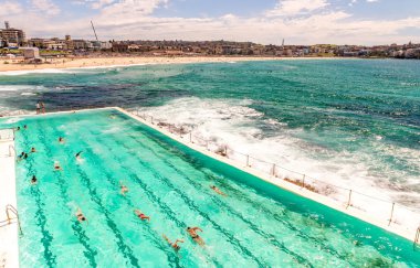 Bondi Beach, Sydney. İnsanlarla yüzme ile okyanus