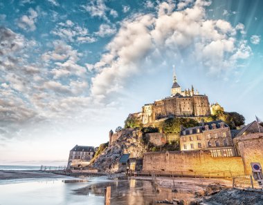 Mont Saint Michel alacakaranlıkta, Fransa